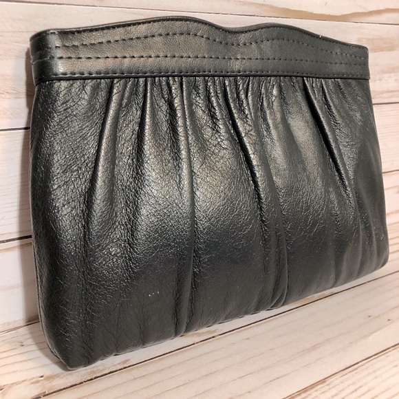 Vintage 80’s Ande Black Leather Clutch/Crossbody Gold Chain Strap - Picture 4 of 11